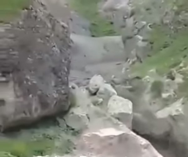 В селе Дагестана очевидец снял на видео мощный сель