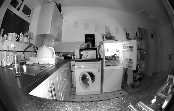 Англичанин снял на видео паранормальную активность на кухне после смерти бабушки