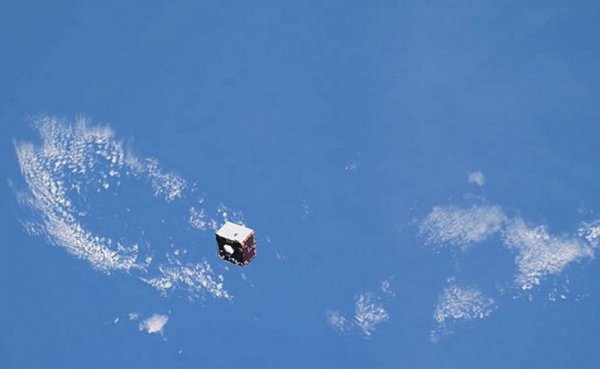 Космонавт Артемьев снял уникальные кадры пролетающего мимо МКС спутника