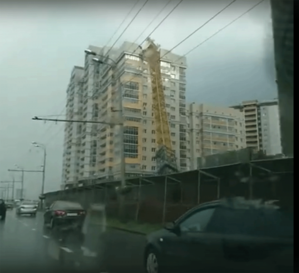 В Казани башенный кран рухнул на жилой дом под воздействием сильного ветра
