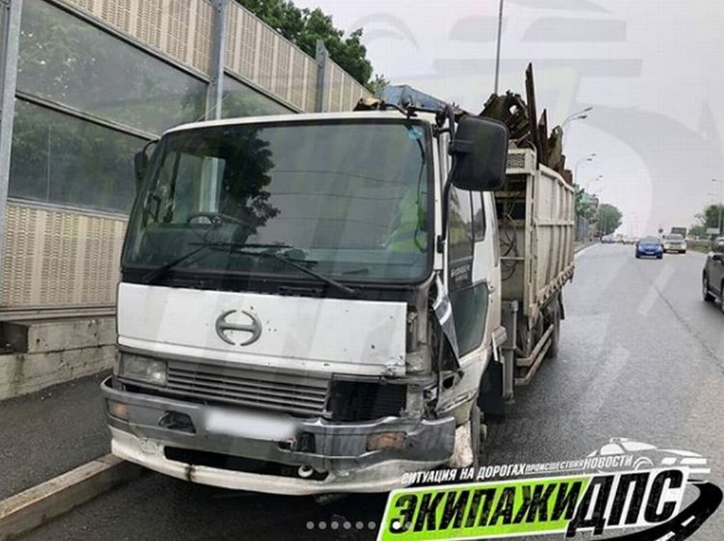 Грузовики в владивостоке. ДТП Владивосток с грузовиками. Половинки грузовиков во Владивостоке. Неуправляемый грузовик. Грузовики Владивостока фото.