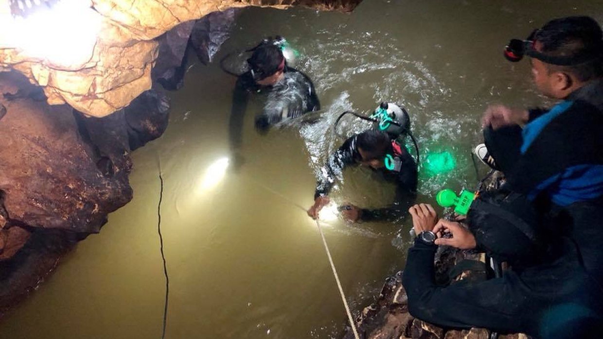 Вертикальная пещера затоплена водой можно найти уровень. Спасательная операция в Таиланде 13 детей. Спасение детей из пещеры в Таиланде. Спасательная операция Тайланд 2018. Пещера Тхам Луанг.