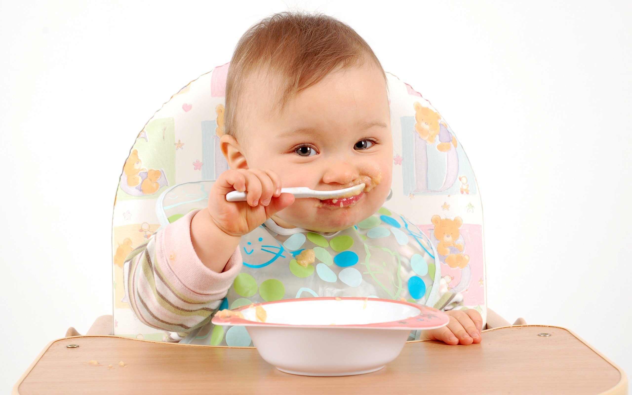 Ребенок учится есть сам. Дети за столом. Малыш кушает. Маленький ребенок ест. Ребенок кушает кашу.