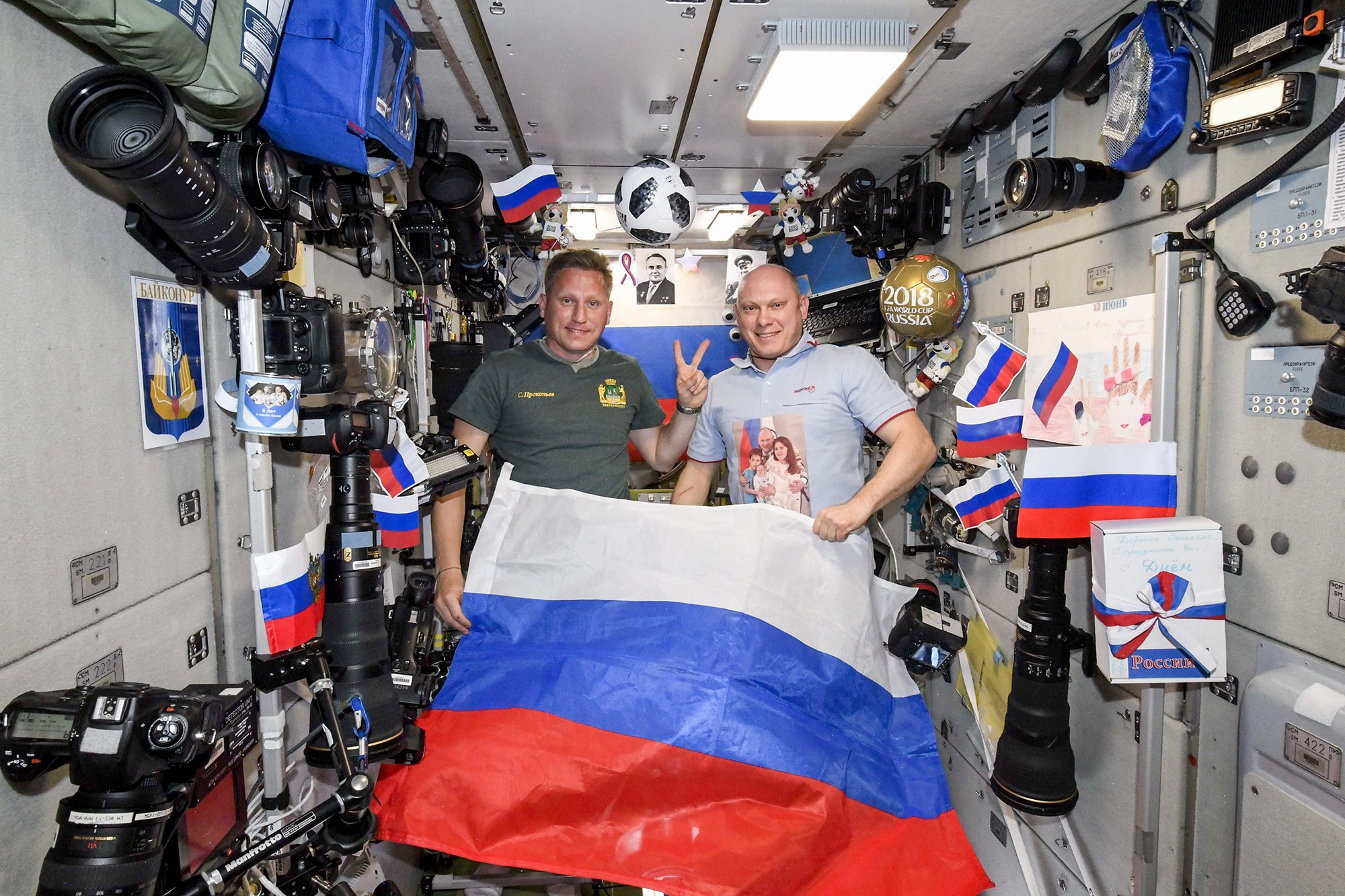 Какая зарплата на мкс. Российские космонавты на МКС. Космонавт в корабле. Современные космонавты. Российская космонавтика.