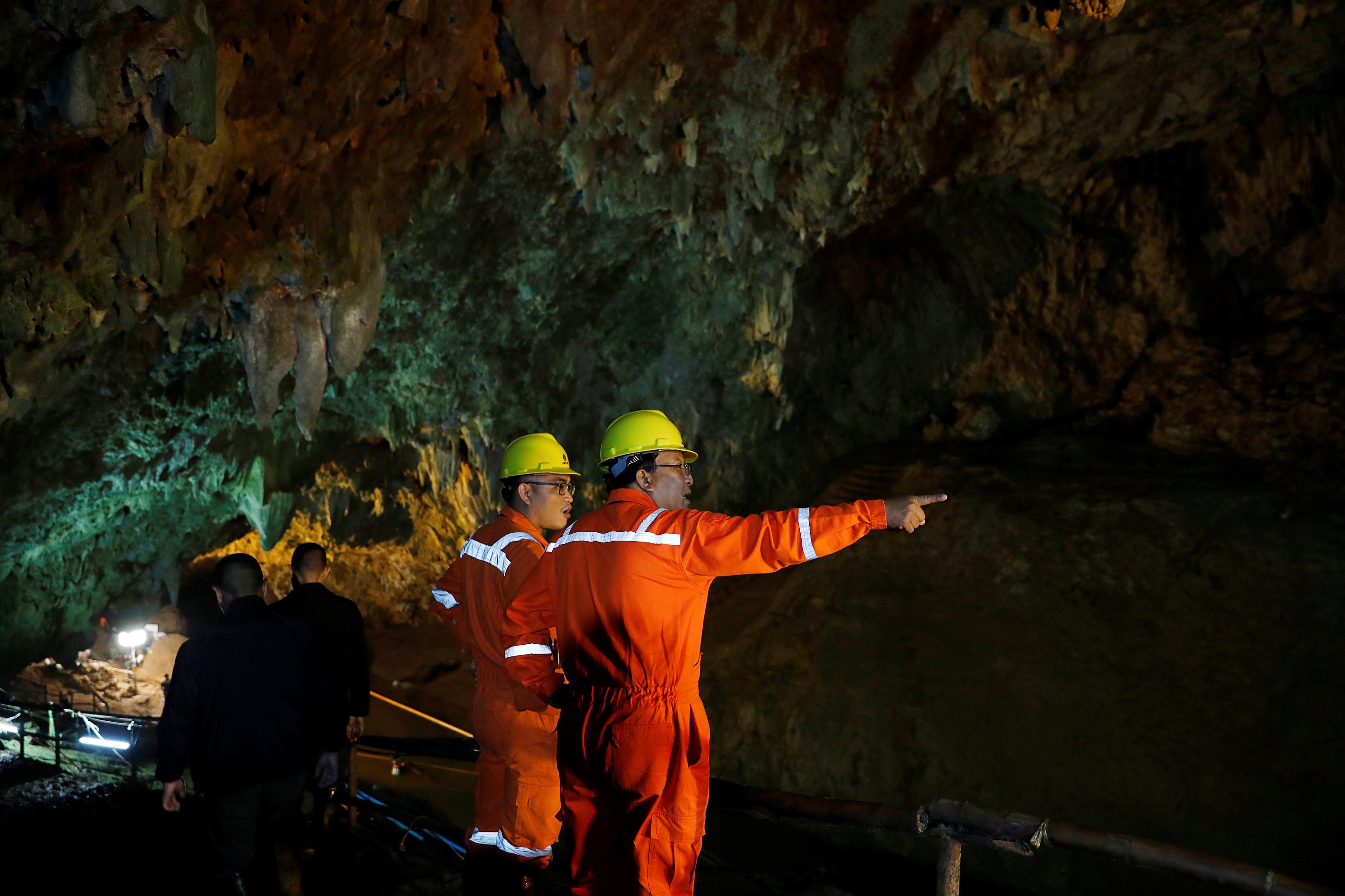 Какую вещь бекки нашли спасатели в пещере. Пещера Тхам Луанг. Мальчики в пещере. Тайские мальчики в пещере. Тайская пещера спасение.