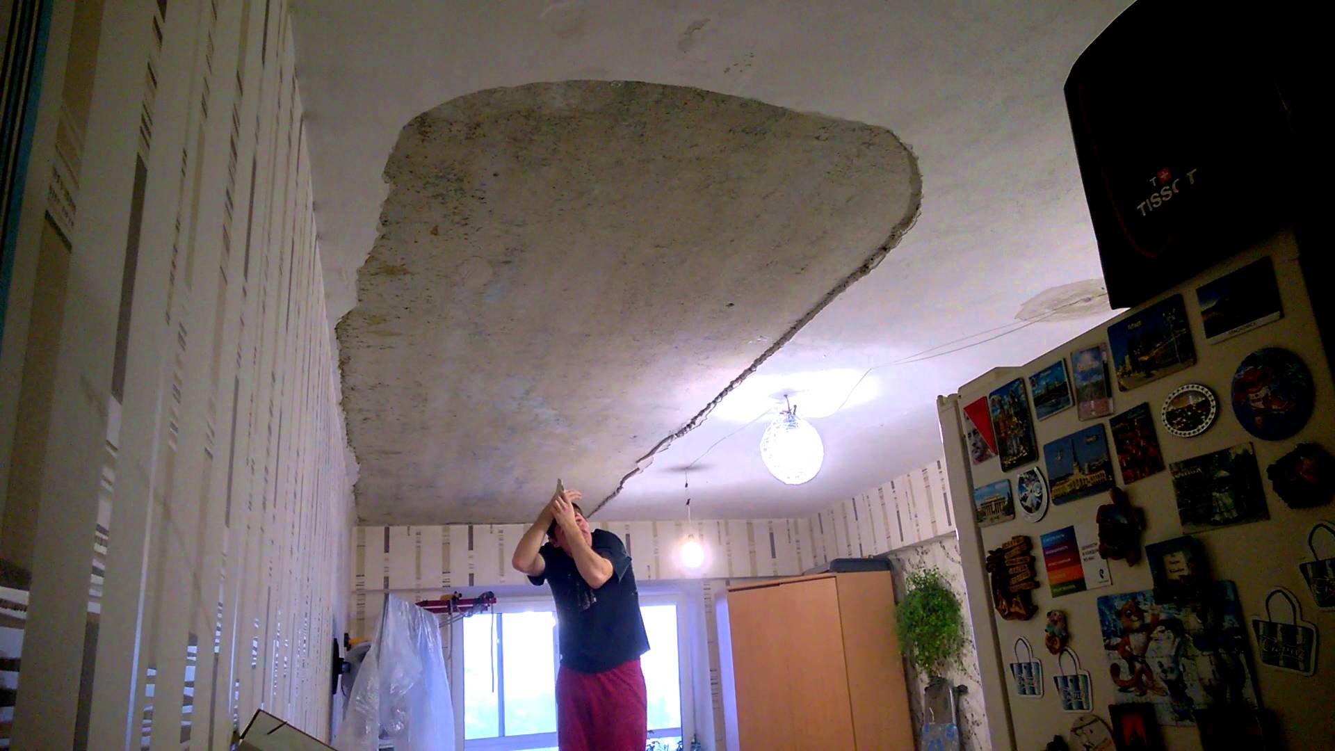 Сонник потолок в квартире. Провалился потолок в квартире. Потолок обваливается. Штукатурка на потолке осыпалась. Обвалился потолок.