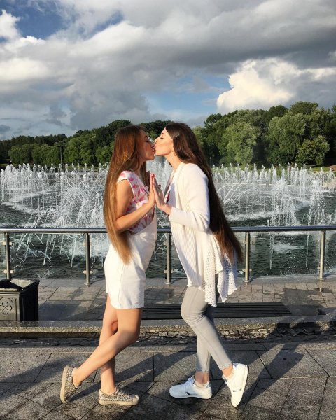 «Как лесбиянки»: Алёна Рапунцель с «накладным» животом похвасталась новым фото с сестрой Ольгой