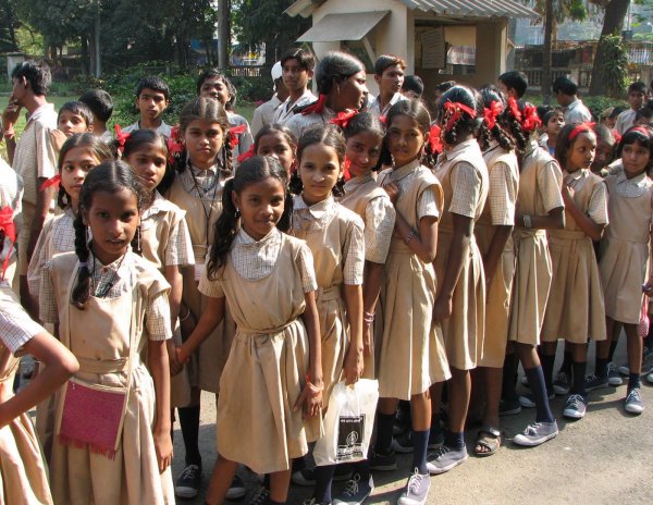Учениц индийской школы для девочек без причины заперли без еды в подвале