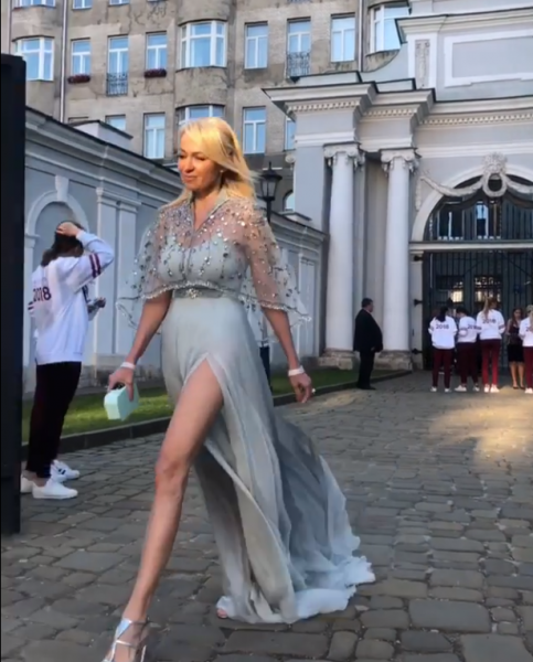 «Скромная и сексуальная»: 43-летняя Рудковская восхитила фанатов длинными ногами