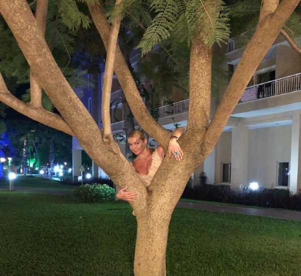 "Бревно обнимает дерево": Пьяную Волочкову на отдыхе высмеяли фанаты