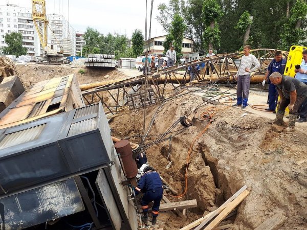 В Новосибирске упавший строительный кран придавил нескольких рабочих