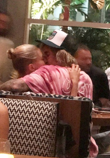 Джастина Бибера и Хейли Болдуин застали целующимися в ресторане