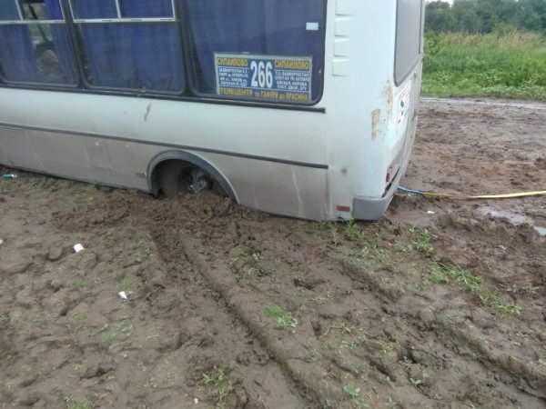 Автобус с пьяными молодыми людьми под Уфой застрял в грязи