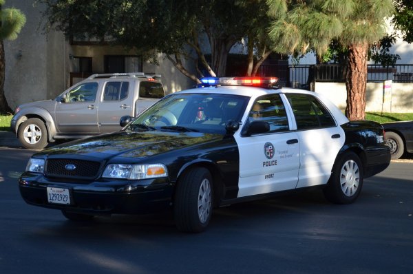 В Лос-Анджелесе в перестрелке полицейский застрелил работницу магазина