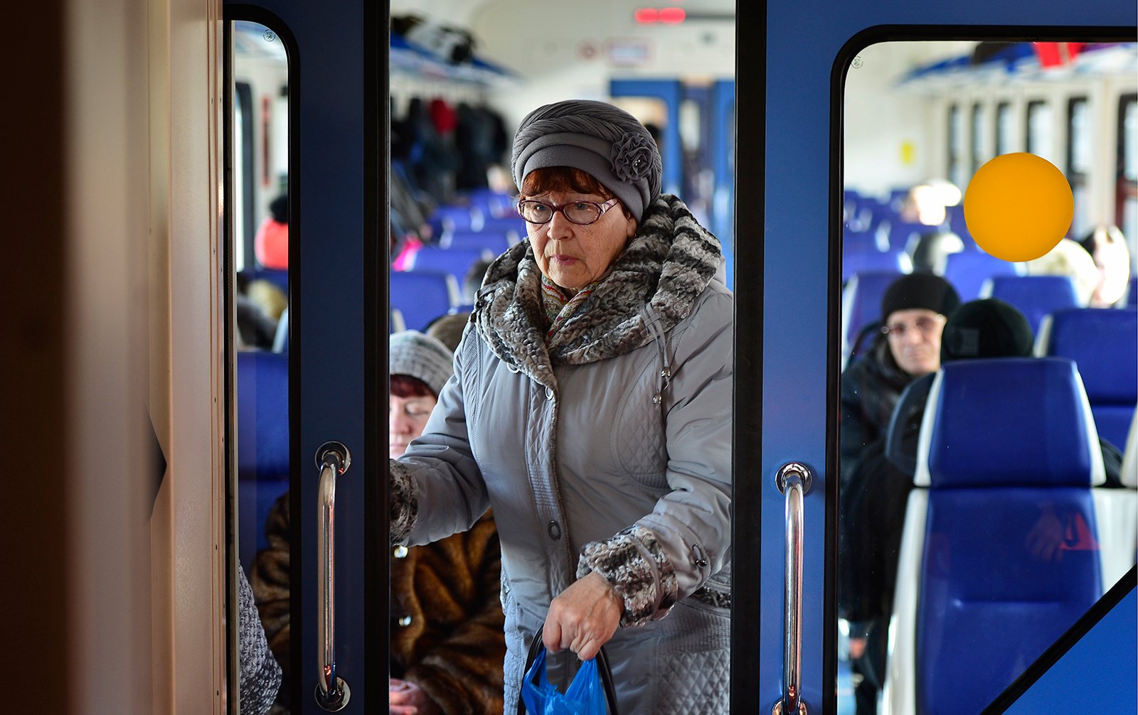 Бесплатный проезд для пенсионеров в московской области. Пенсионеры в электричке. Пожилые люди в общественном транспорте. Пенсионеры в общественном транспорте. Пенсионеры в метро.