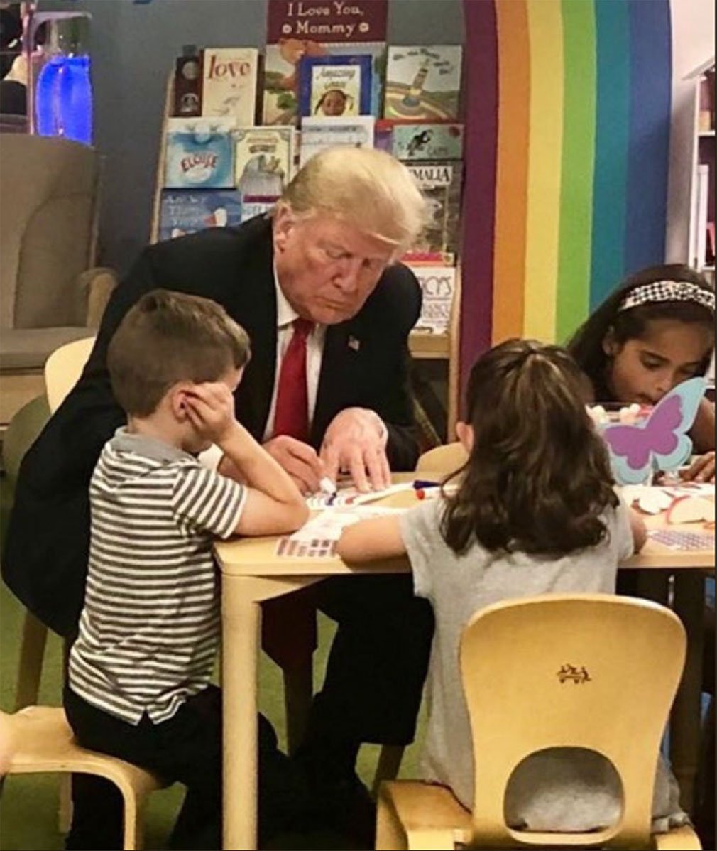 Трамп перепутал цвета американского флага в детской раскраске