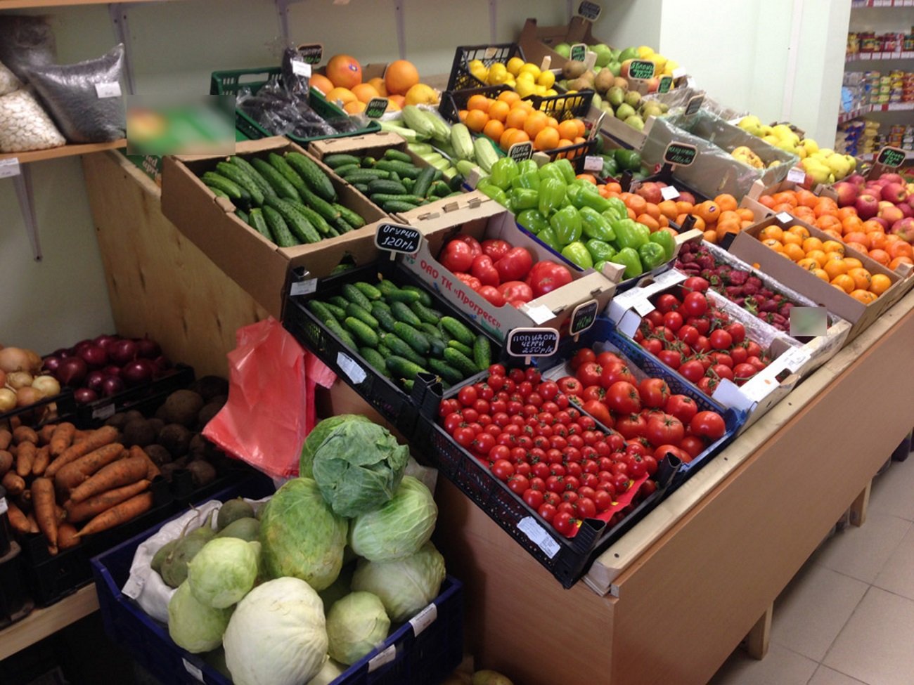 Рынок витрины. Овощной прилавок. Прилавок с овощами и фруктами. Овощи на рынке. Выкладка овощей и фруктов на рынке.