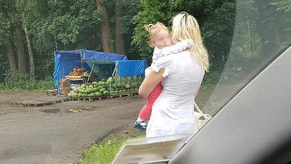 На Украине мать-проститутка вышла на трассу с дочерью на руках