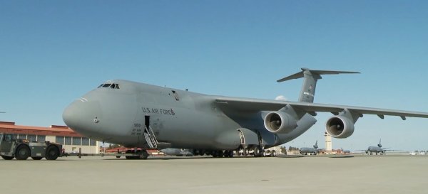 Американский военный самолёт C-5 Galaxy совершил аварийную посадку
