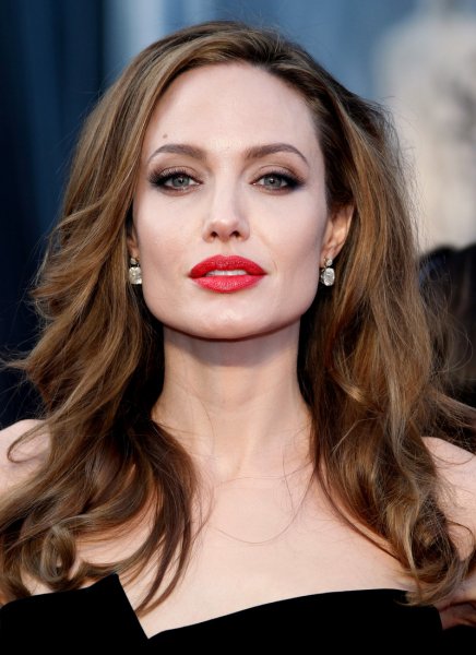 Поклонники заподозрили Анджелину Джоли в новом романе с телохранителем