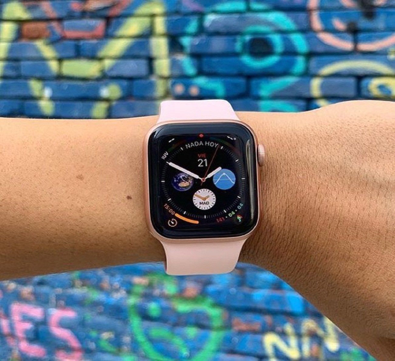 12 apple watch. АПЛ вотч 4. Смарт часы эпл 4. Apple watch 3. Функции часов Эппл вотч.