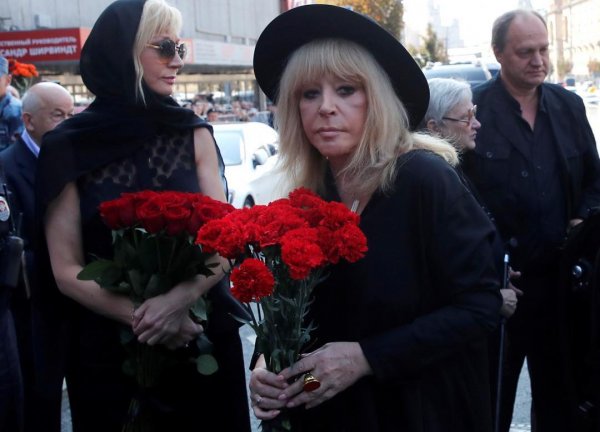 «Лицо опухло, морщины проявились»: Пугачева постарела лет на 10 из-за смерти Кобзона
