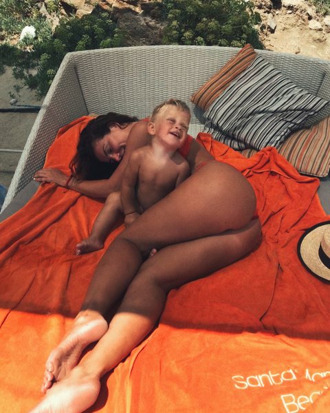 «Вывалила голый зад перед сыном»: Развратные фото Седоковой возмутили ее поклонников