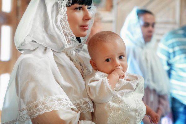 Нелли Ермолаева крестила ребенка и впервые показала его лицо