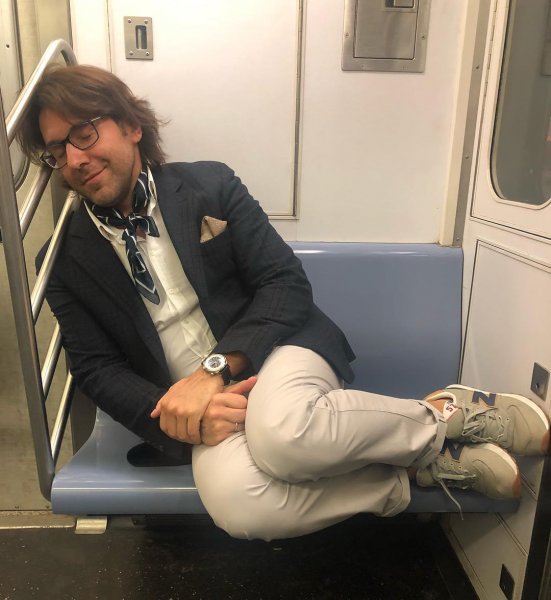 «Пить меньше надо!»: Андрей Малахов уснул в нью-йоркском метро – фанаты