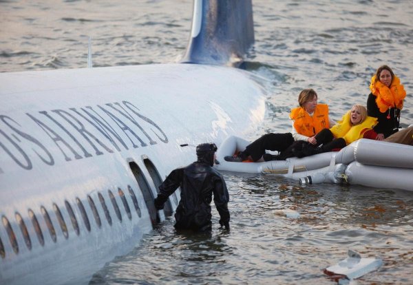 В Микронезии пассажирский лайнер упал в воду после неудачной посадки