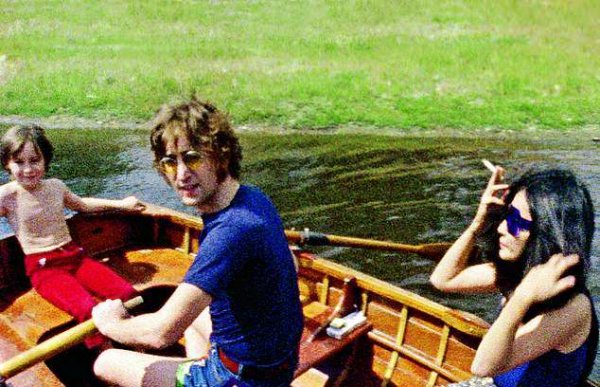 В Сеть «слили» редкие и интимные фотографии Джона Леннона
