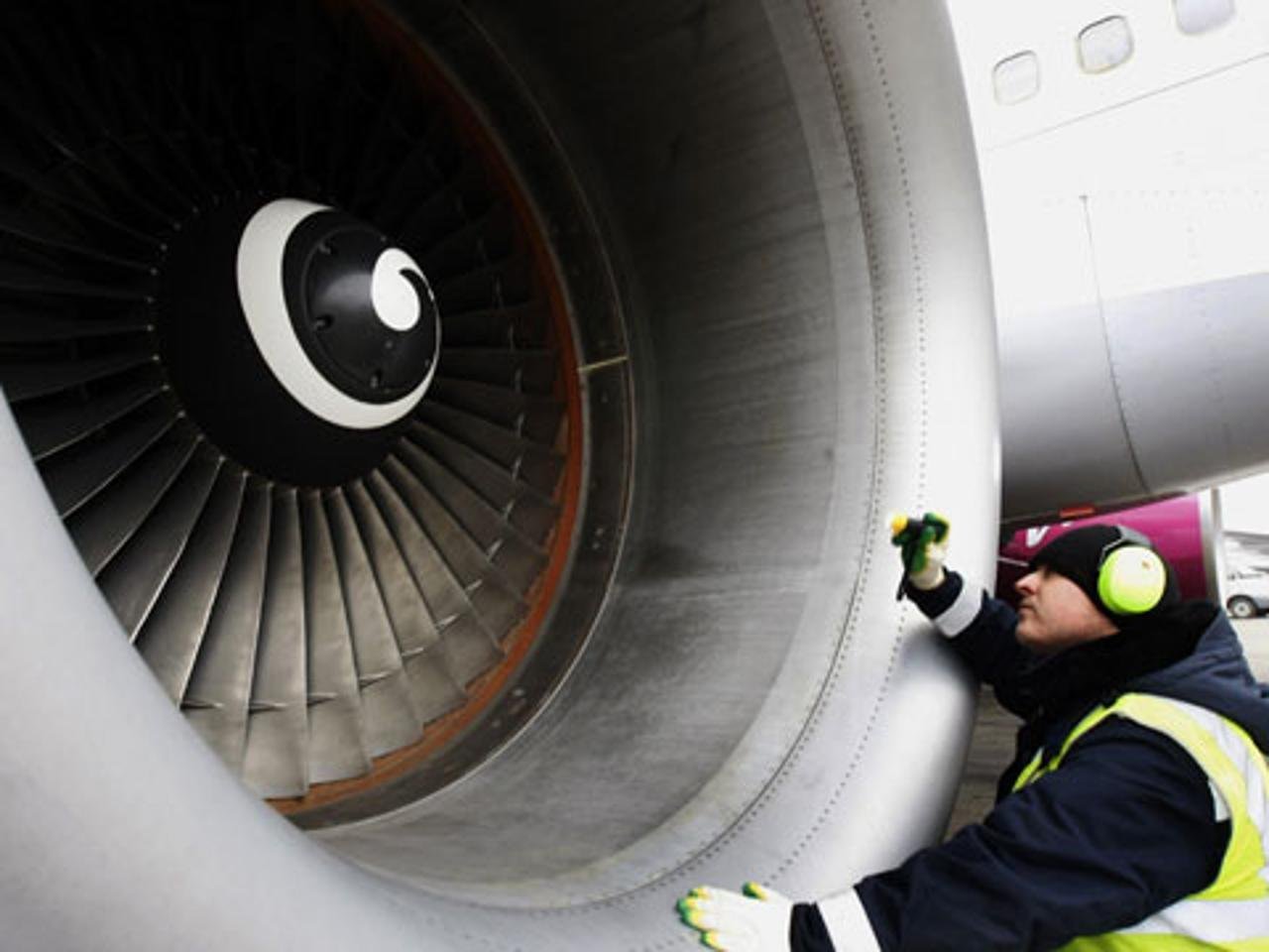 Турбина самолета человек. Airbus a320 турбина. Двигатель самолета. Попадание птицы в двигатель самолета. Турбина от самолета.