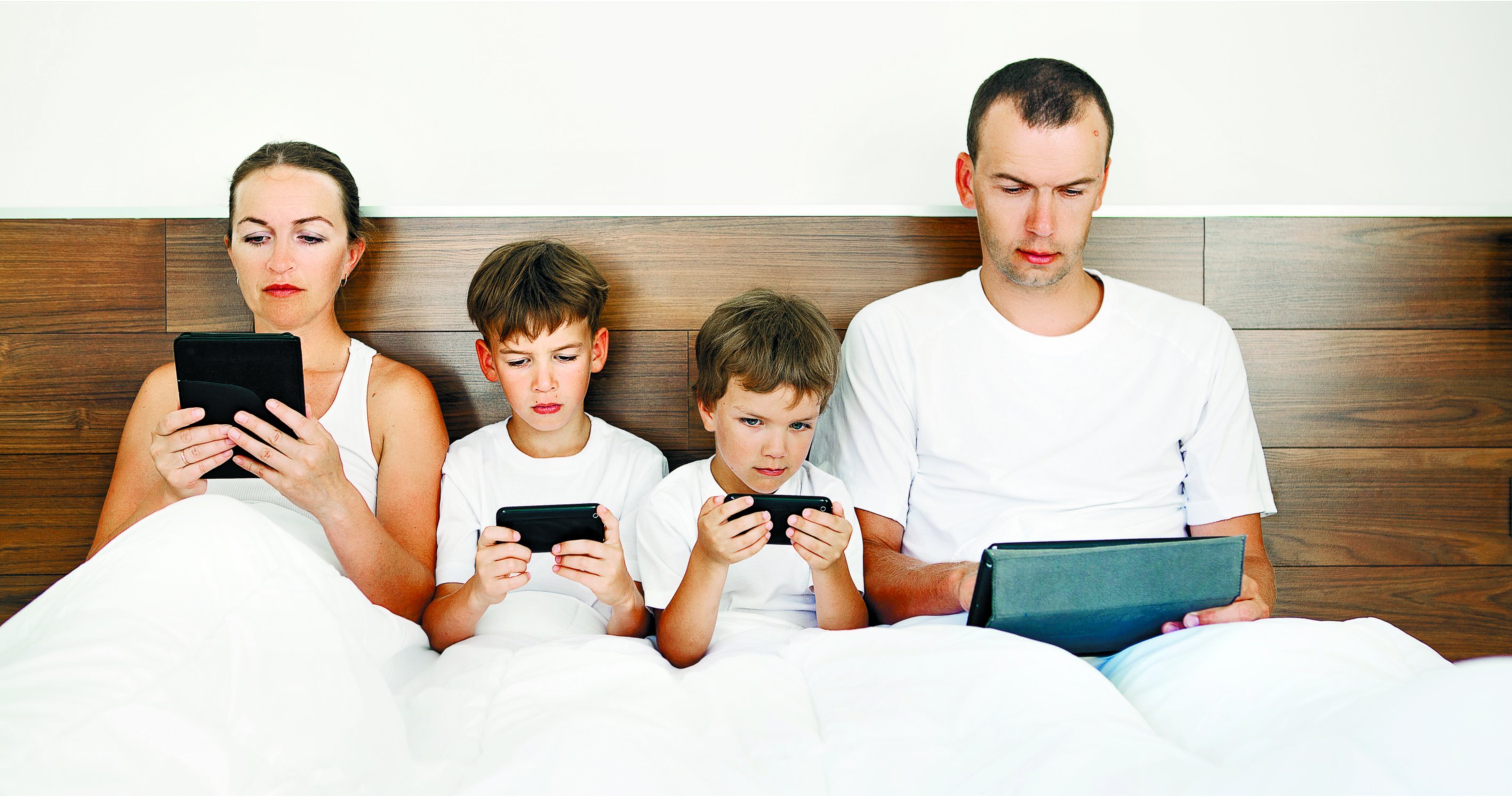 Телефон в современной жизни. Люди с гаджетами. Современная семья. Семья с гаджетами. Современные родители.