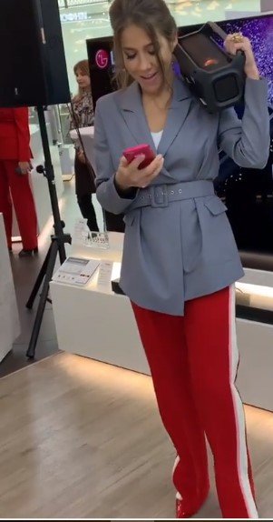Беременная Барановская устроила танцы в магазине LG