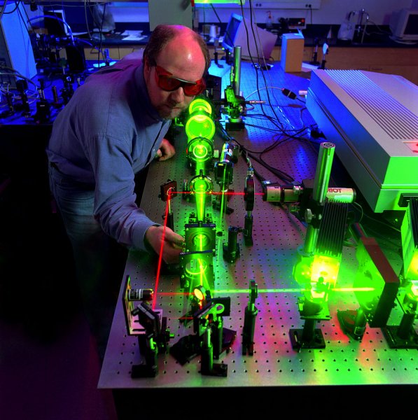 Учёные получили Нобелевскую премию за открытия в лазерной физике