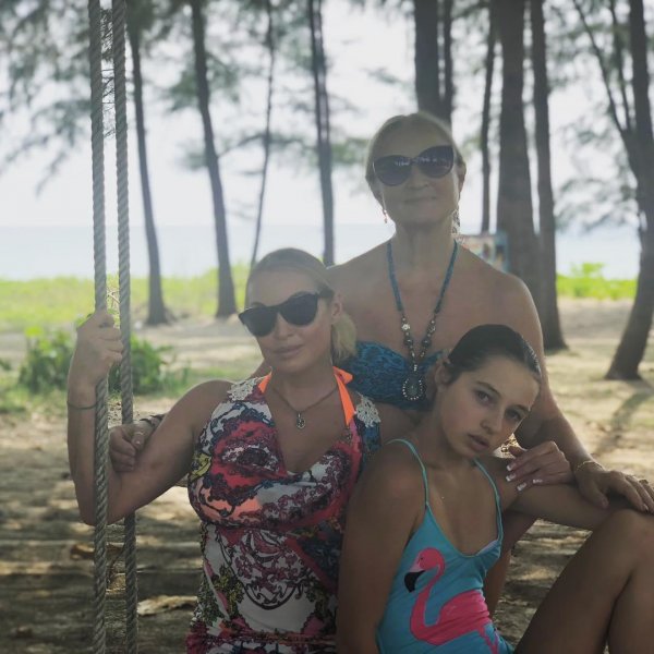 «У мамы научилась»: Малолетняя дочь Волочковой фотографируется с грудью нараспашку