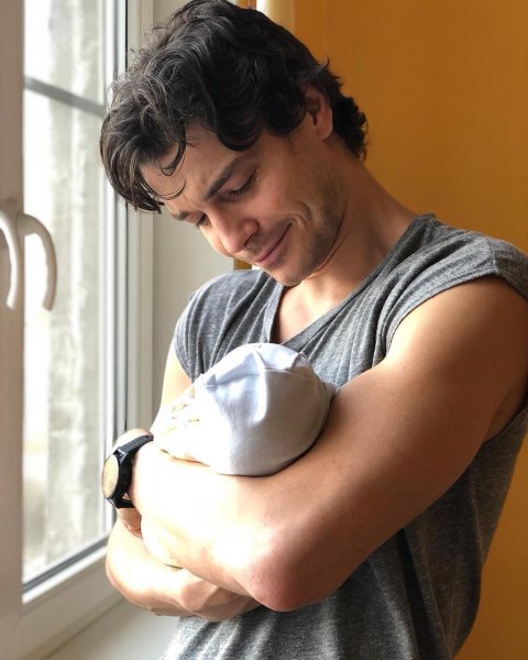 Муж Боярской выложил фотографию с новорожденным сыном