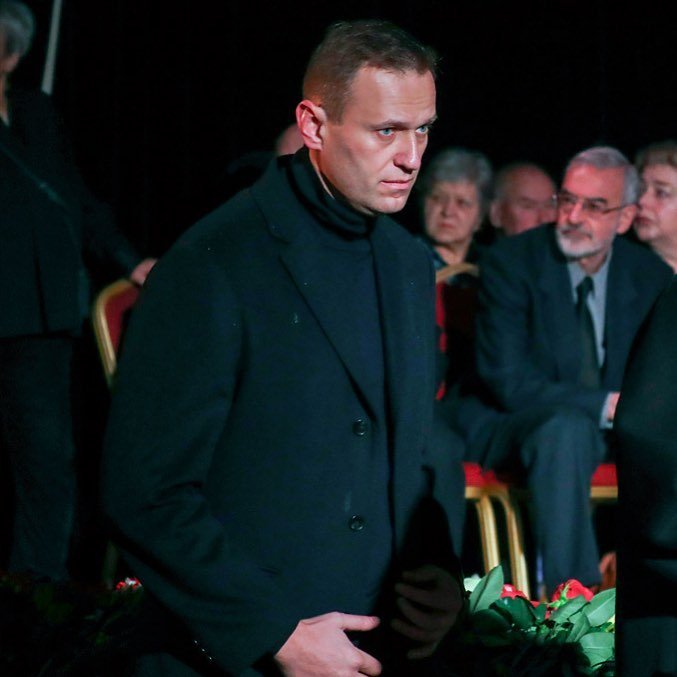 На прощание с навальным пришло. Навальный на похоронах Немцова. Похороны Алексея Навального. Навальный на похоронах Путина.