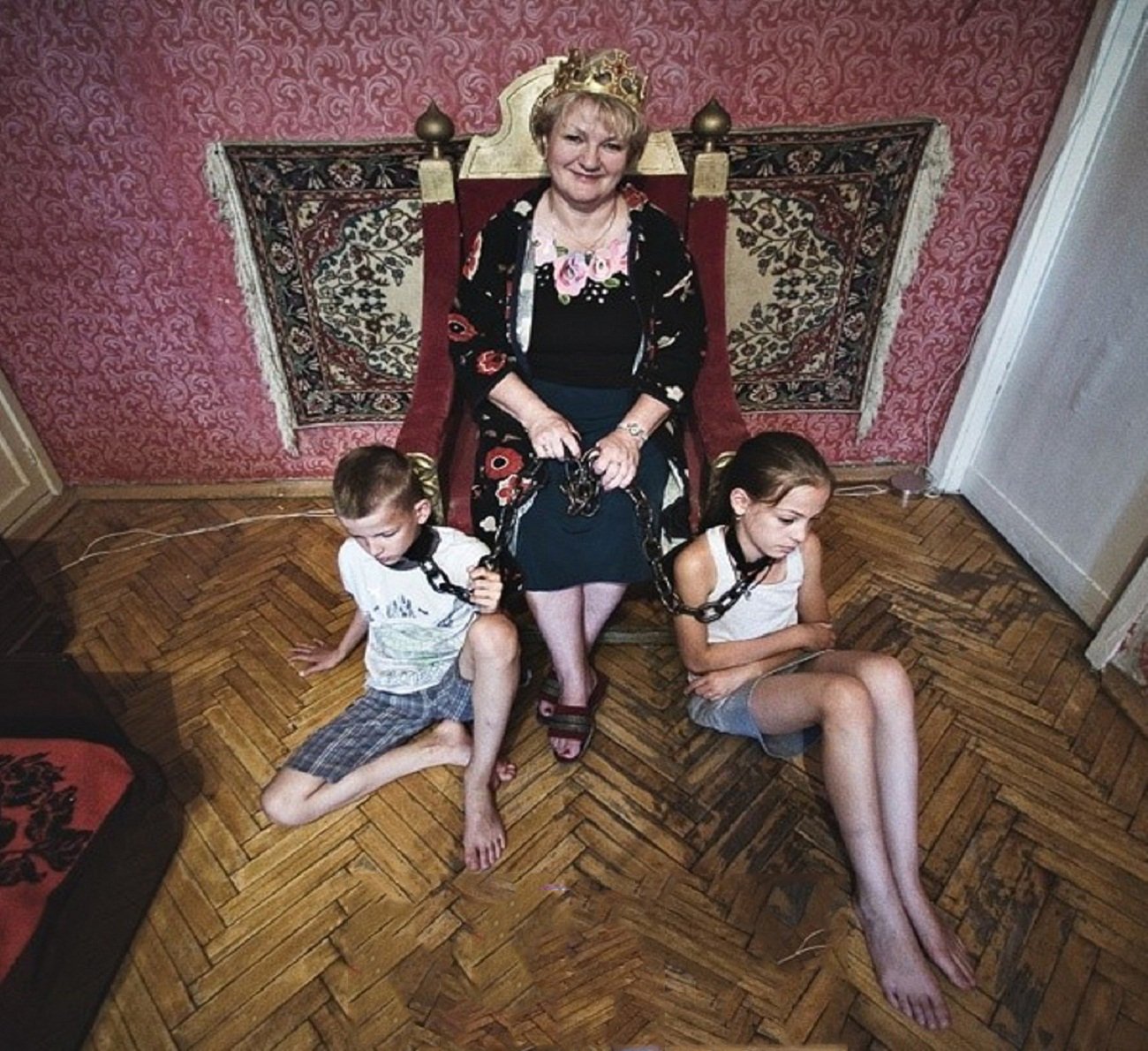 Мама связывает дочку. Фотопроект «оборотная сторона материнской любви» от Анны Радченко.