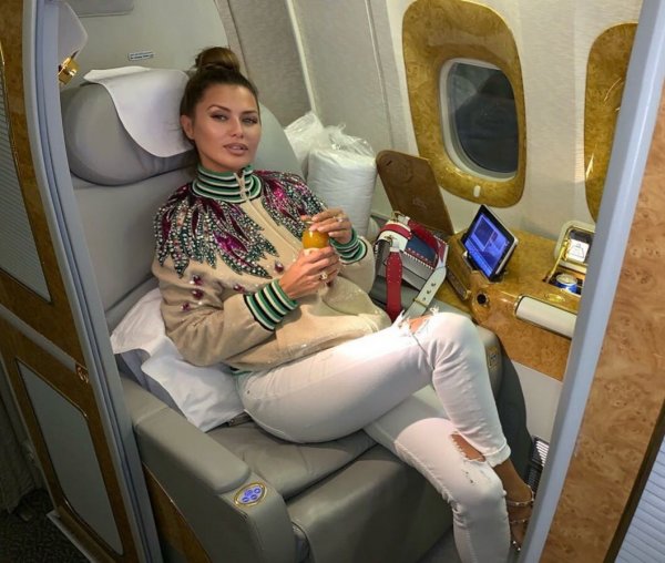 «Приживалка эконом-класса»: Миро разоблачила обман Бони с роскошными самолетами