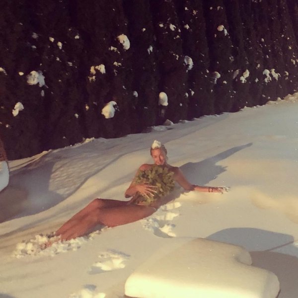 «Кормилиц застудишь!»: Волочкова вновь продемонстрировала «голую силу воли» в мороз