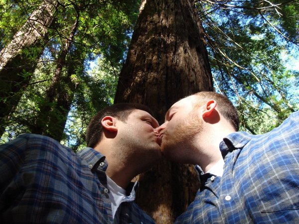 В сеть слили миллионы интимных фото геев