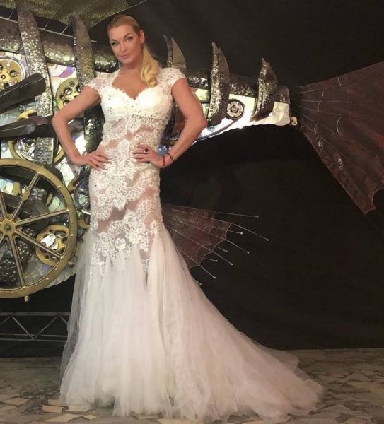 «Невеста совесть потеряла!»: Волочкова показала своё прозрачное свадебное платье – Instagram
