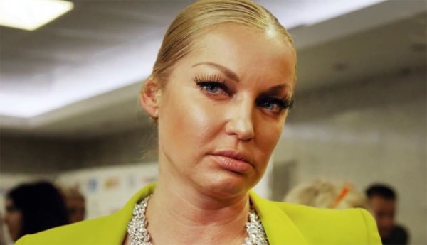 Допилась до казачка: Волочкова встретила День профессионального алкоголика «дикими» танцами