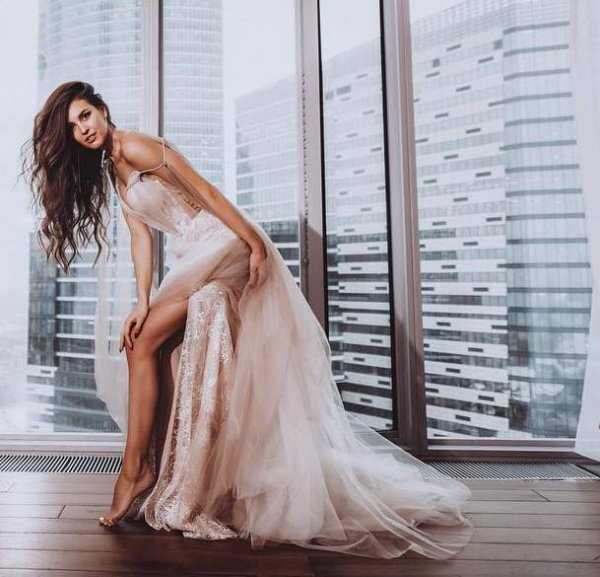 «Пускай Олька завидует!»: Анна Бузова похвасталась роскошным свадебным платьем – сеть