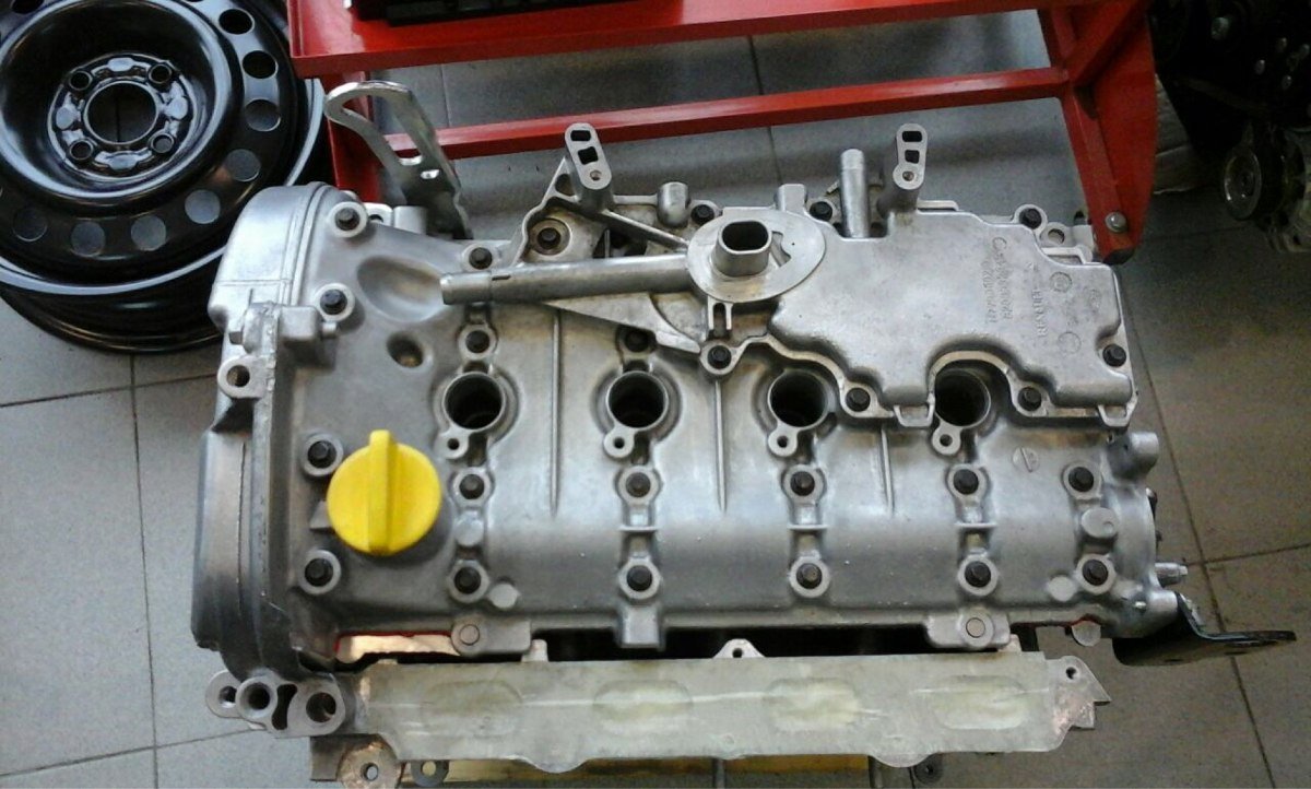 Двигатель renault k4m. Рено Логан k4m. ГБЦ Рено k4m. Клапанная крышка Рено k4m. Блок двигателя 1, 6 16v k4m Renault.