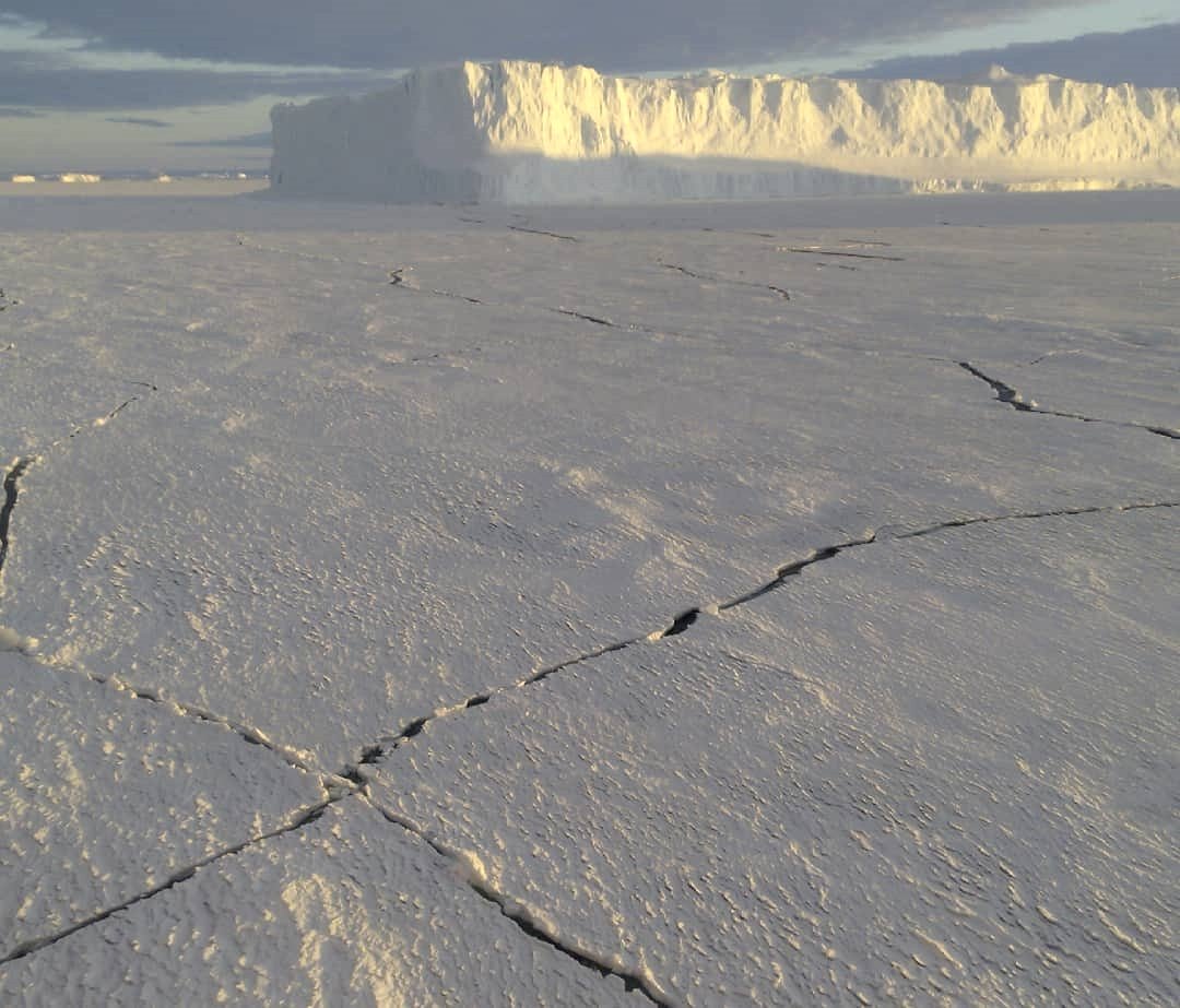 Свободный ото льда участок антарктиды. Находки во льдах Антарктиды. Изгибное разрушение льда.