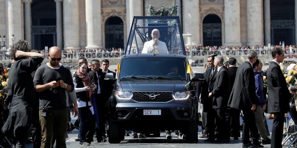 «Папа Римский» прокатился на «УАЗике»: «Патриот» засветился на съемках популярного сериала