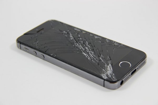 Почему смартфон с разбитым экраном нужно нести в ремонт
