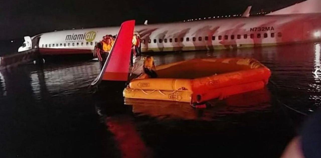 Самолет падает в воду. Boeing 377 приводнение. Лайнер Boeing 737 Pro Max потерпел крушение в районе Атлантического океана. Самолет свалился в речку. Самолет падает в реку.